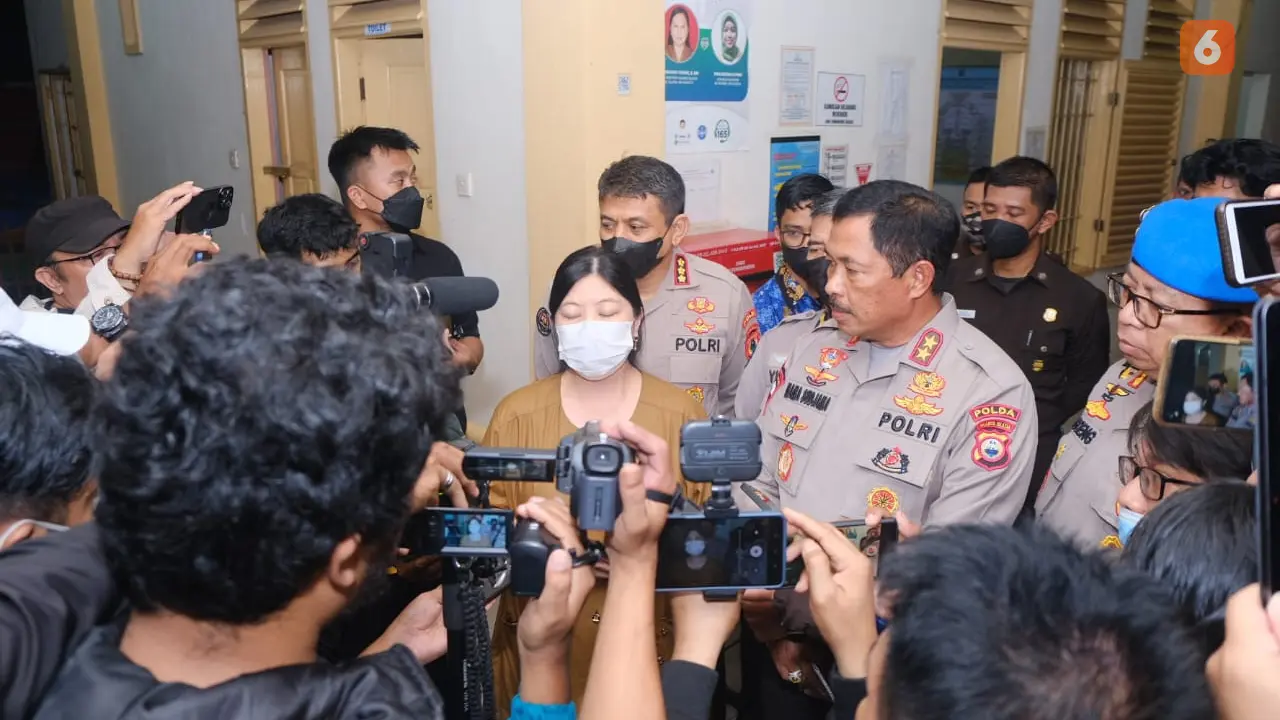 Kapolda Sulsel Irjen Pol Nana Sudjana saat mengunjungi Aipda HR di RSKD Dadi Makassar (Liputan6.com/Dok: Polda Sulsel)