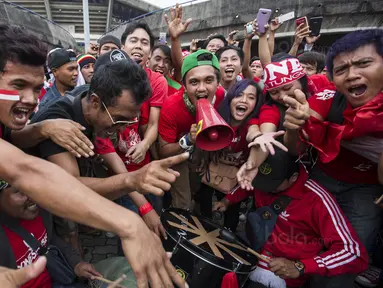 Suporter Indonesia bernyanyi bersama sebelum menyaksikan laga melawan Malaysia di Stadion Shah Alam, Selangor, Sabtu, (26/8/2017). Indonesia akan menghadapi Malaysia pada laga semifinal sepak bola SEA Games 2017. (Bola.com/Vitalis Yogi Trisna)