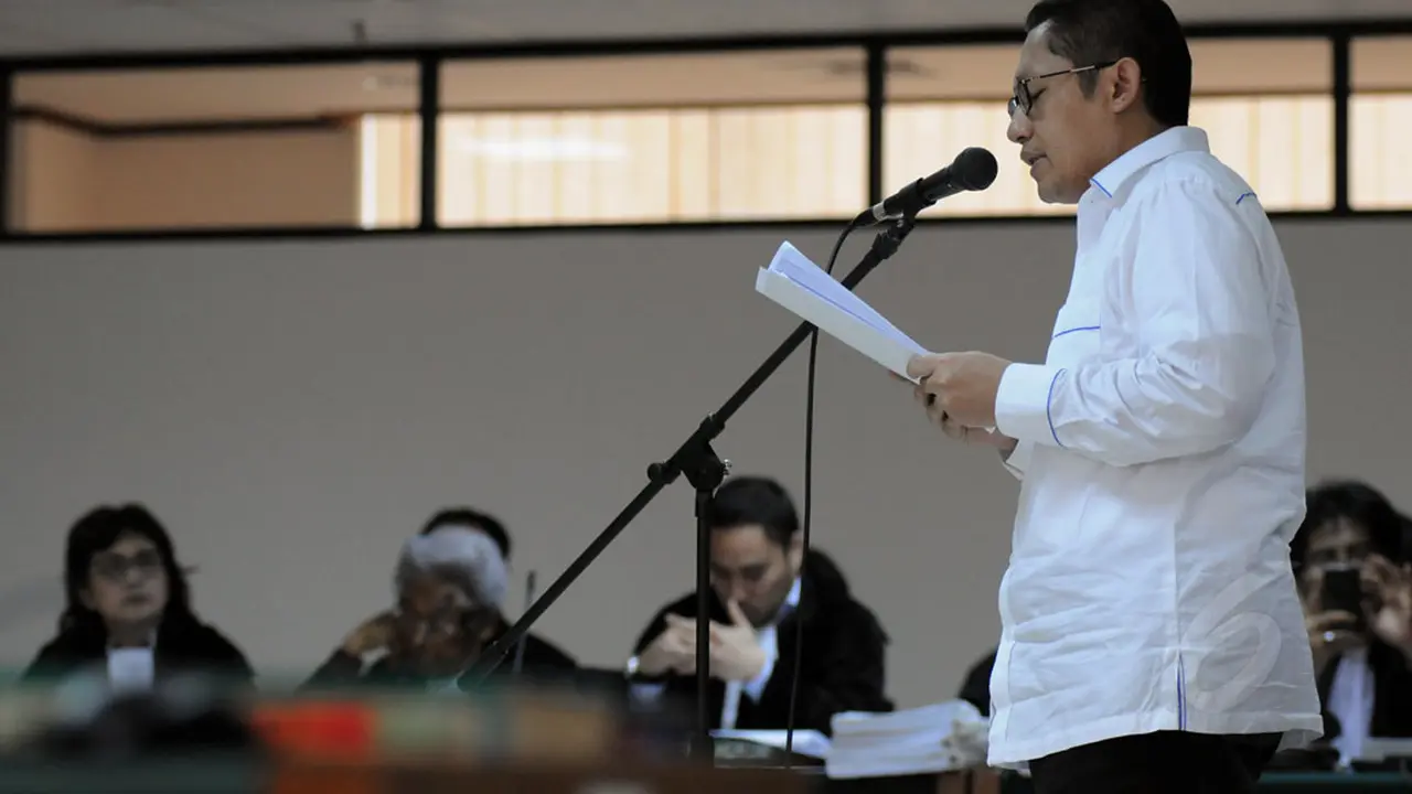Berdiri, Anas Bacakan Pleidoi Setebal 80 Halaman