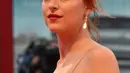 Aktris cantik Dakota Johnson berpose saat tiba menghadiri pemutaran film 'Black Mass' di Festival Film Venezia ke-72 di Italia (5/9/2015). Bintang film 'The Fifty Shades Of Grey' itu tampil sensual tanpa mengunakan bra. (AFP PHOTO/GIUSEPPE CACACE)