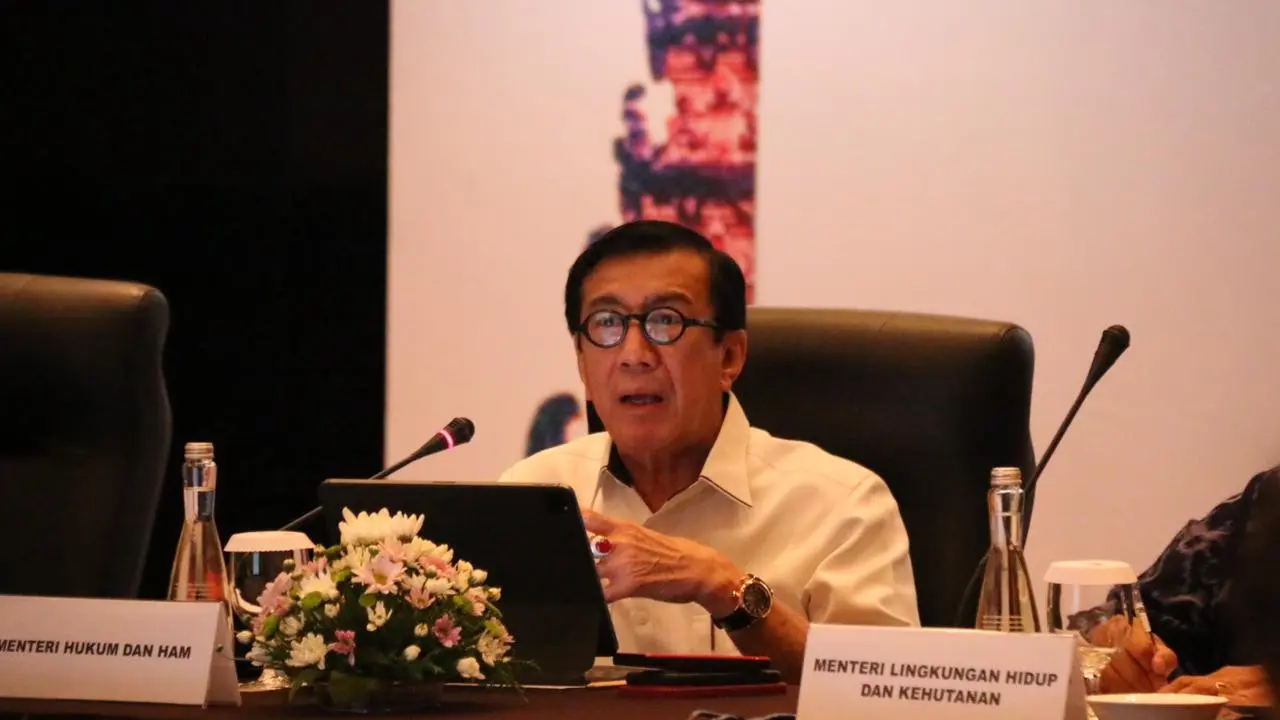 Menteri Hukum dan Hak Asasi Manusia (Menkumham), Yasonna H. Laoly didampingi oleh Direktur Jenderal Administrasi Hukum Umum (Dirjen AHU), Cahyo R. Muzhar, memimpin rapat persiapan penyelenggaraan sesi tahunan AALCO Ke-61. Keduanya juga meninjau lokasi yan