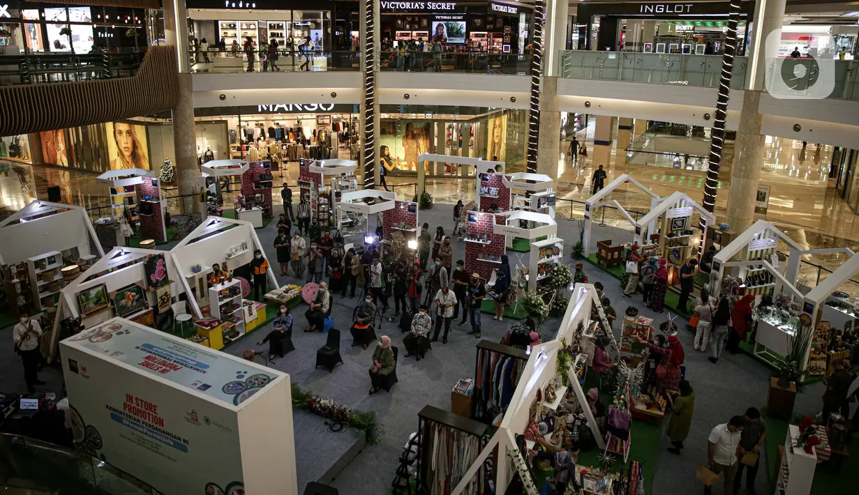 Suasana saat para pengunjung memilih produk UMKM pada acara In Store Promotion di Mal Kota Kasablanka, Jakarta, Rabu (18/11/2020). Pemerintah mendorong sektor UMKM sebagai tindak lanjut dari program Bangga Buatan Indonesia. (Liputan6.com/Faizal Fanani)