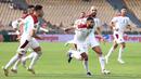 Maroko bahkan mampu unggul terlebih dahulu saat laga baru berjalan enam menit. Sofiane Boufal (tengah) yang ditunjuk sebagai algojo penalti sukses melesatkan bola ke gawang Abou Gabal. Maroko berhasil unggul 1-0 dan bertahan hingga turun minum. (AFP/Kenzo Tribouillard)