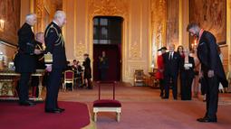 Mantan pesepak bola, David Beckham (kanan) bersiap dalam upacara penobatan gelar Ksatria oleh Raja Inggris, Charles III di Kastil Windsor, Berkshire, Inggris, Selasa (04/11/2025) waktu setempat. (AP Photo/PA/Jonathan Brady)
