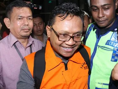 Wakil Direktur RSUD Kardinah Tegal, Cahyo Supardi usai menjalani pemeriksaan di gedung KPK, Jakarta, Rabu (30/8). Cahyo Supardi menjadi tersangka kasus suap terkait dengan pengelolaan jasa kesehatan di RSUD Kardinah.(Liputan6.com/Helmi Afandi)