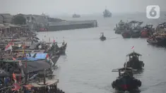 Perahu nelayan tradisional bersandar di dermaga Kampung Nelayan Cilincing, Jakarta, Kamis (2/9/2021). Jumlah nelayan di Indonesia terus menurun, pada April 2020 jumlahnya mencapai 2,15 juta orang. (merdeka.com/Imam Buhori)