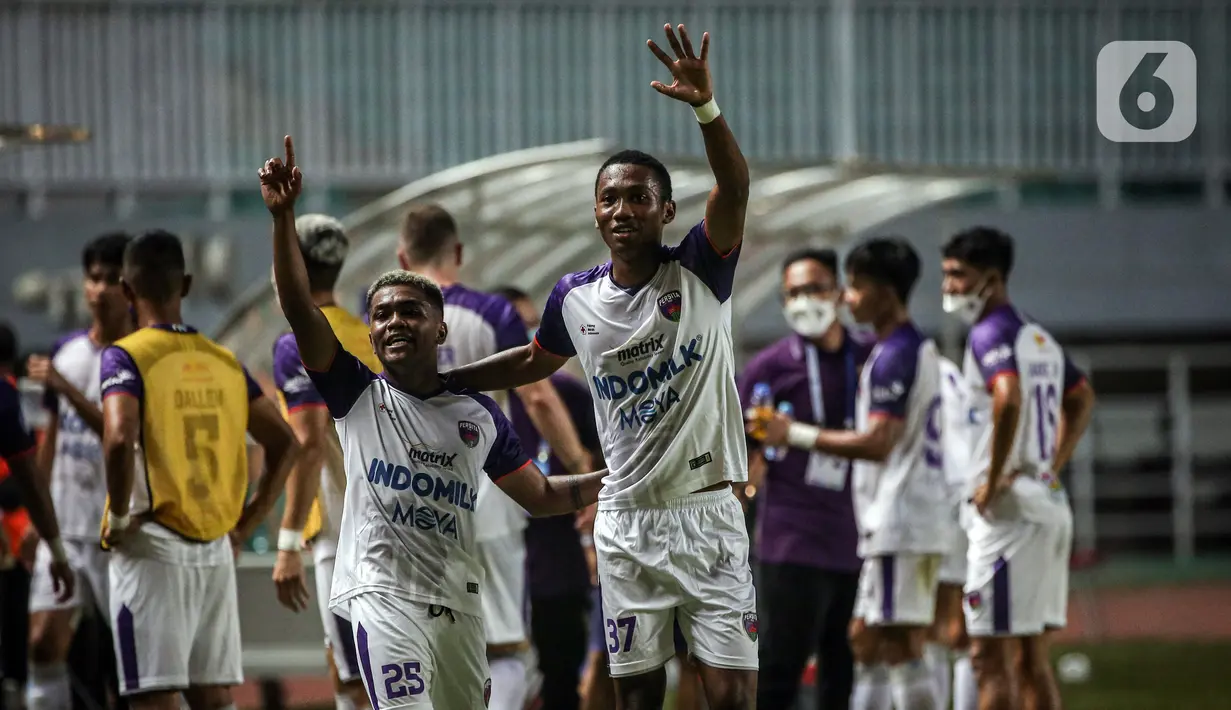 Gelandang Persita Tangerang Billy Keraf dan penyerang Persita Tangerang Altariq Ballah melakukan selebrasi atas kemenangan mereka Persipura Jayapura pada pertandingan BRI Liga 1 2021/2022 di Stadion Pakansari, Bogor, Jawa Barat, Sabtu (28/8/2021). Persita menang 2-1. (Bola.com/Bagaskara Lazuardi)
