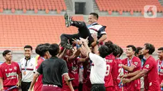 Para pemain Indonesia All Start U-20 mengangkat pelatih Ilham Romadhona saat merayakan kemenangan atas Bali United U-18 pada pertandingan IYC 2021 di Jakarta International Stadium, Jakarta, Selasa (19/4/2022). Indonesia All Stars U-20 menang atas Bali United U-18 2-1. (Liputan6.com/Faizal Fanani)