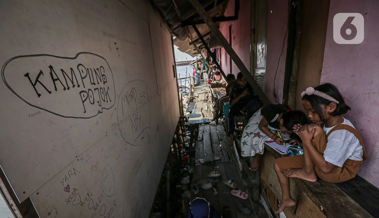Para warga menggunakan jalan dari bambu dan tripleks untuk keluar-masuk huniannya. (Liputan6.com/Faizal Fanani)