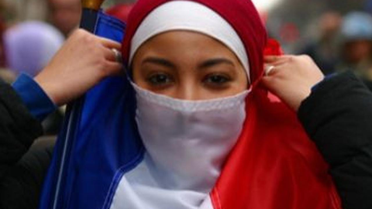 Banyaknya laporan tentang peningkatan penggunaan abaya di sekolah-sekolah memunculkan ketegangan di sekolah terutama pada guru dan orang tua.