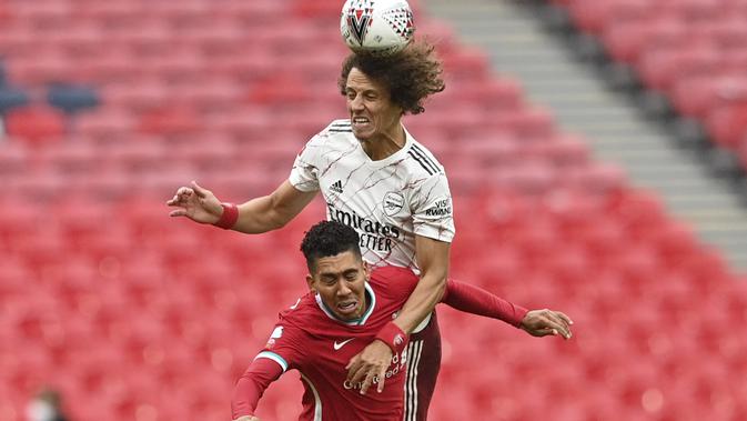 Penyerang Liverpool, Roberto Firmino berebut bola udara dengan bek Arsenal, David Luiz pada laga Community Shield di stadion Wembley di London, Sabtu, (29/8/2020). (Justin Tallis / Pool via AP)