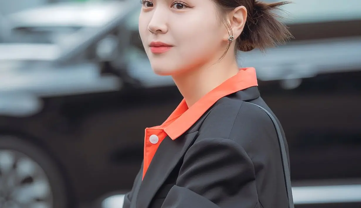 Namun, seluruh hidupnya berubah secara tak terduga ketika dia terjerat dengan pekerja magang yang tampaknya bodoh, So Eun Ho (Lomon). (Foto: Instagram/ uplus_mobiletv)