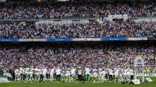 Real Madrid merayakan gelar La Liga Spanyol usai pertandingan melawan Espanyol di stadion Santiago Bernabeu di Madrid, Sabtu (30/4/2022). Skor 4-0 bertahan dan Madrid merebut tiga poin untuk mengunci gelar juara LaLiga musim ini. (AP Photo/Bernat Armangue)