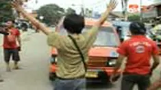 Puluhan sopir angkutan kota 105 di Depok, Jabar, mogok beroperasi. Dalam aksi di perempatan Gandul, Cinere, mereka mendesak Wali Kota Depok Nur Mahmudi Ismail memperhatikan nasib mereka. 