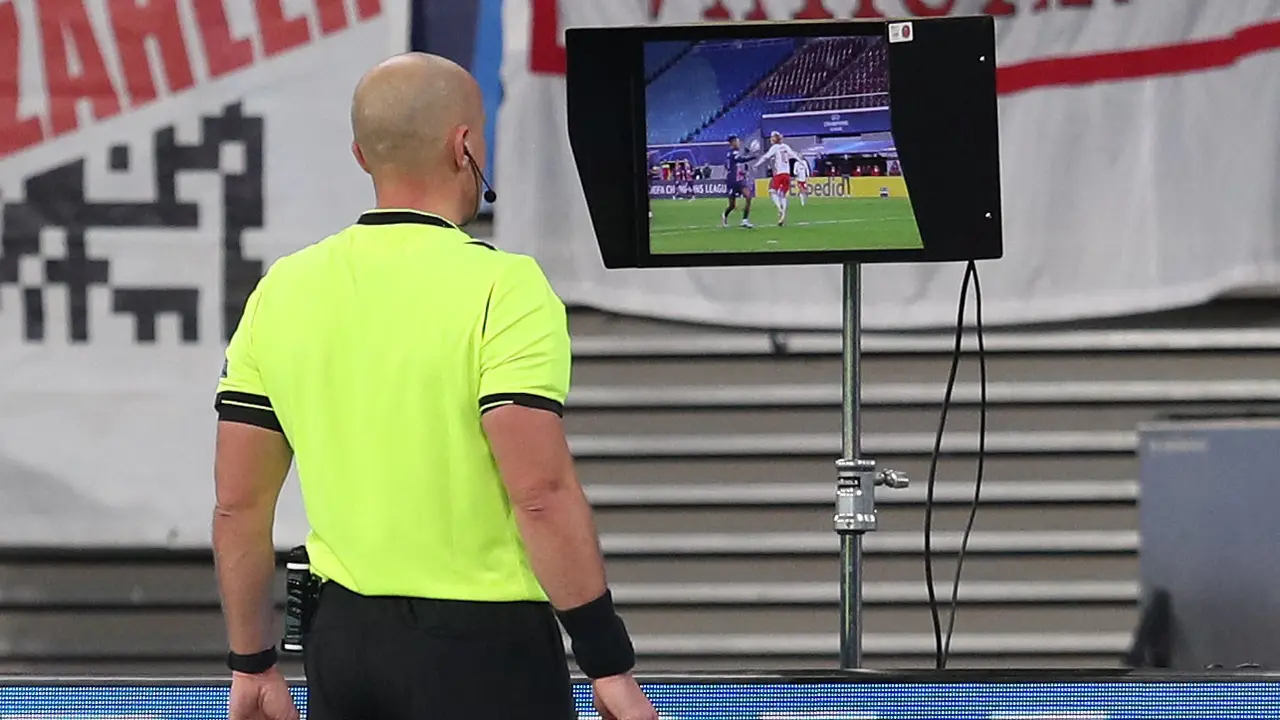 Foto: Melihat Aksi-Aksi Szymon Marciniak, Wasit yang Akan Pimpin Laga Final Liga Champions 2022/2023