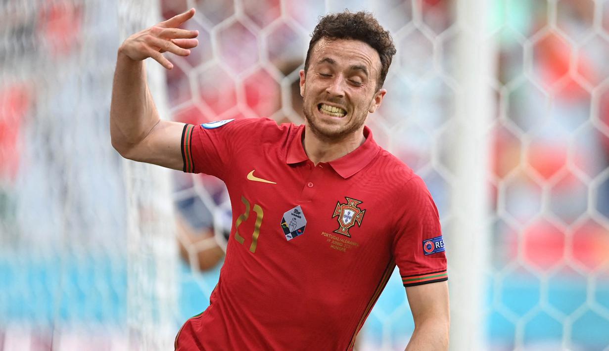 Kemampuan Diogo Jota dalam mencetak gol semakin terasah saat bersama Liverpool. Total sudah ada 32 gol yang ia lesatkan dalam dua musim terakhir. Jota juga menjadi salah satu penentu keberhasilan Portugal melaju ke babak final jalur C pada Jumat (25/3/2022) lalu. (AFP/Pool/Philipp Guelland)