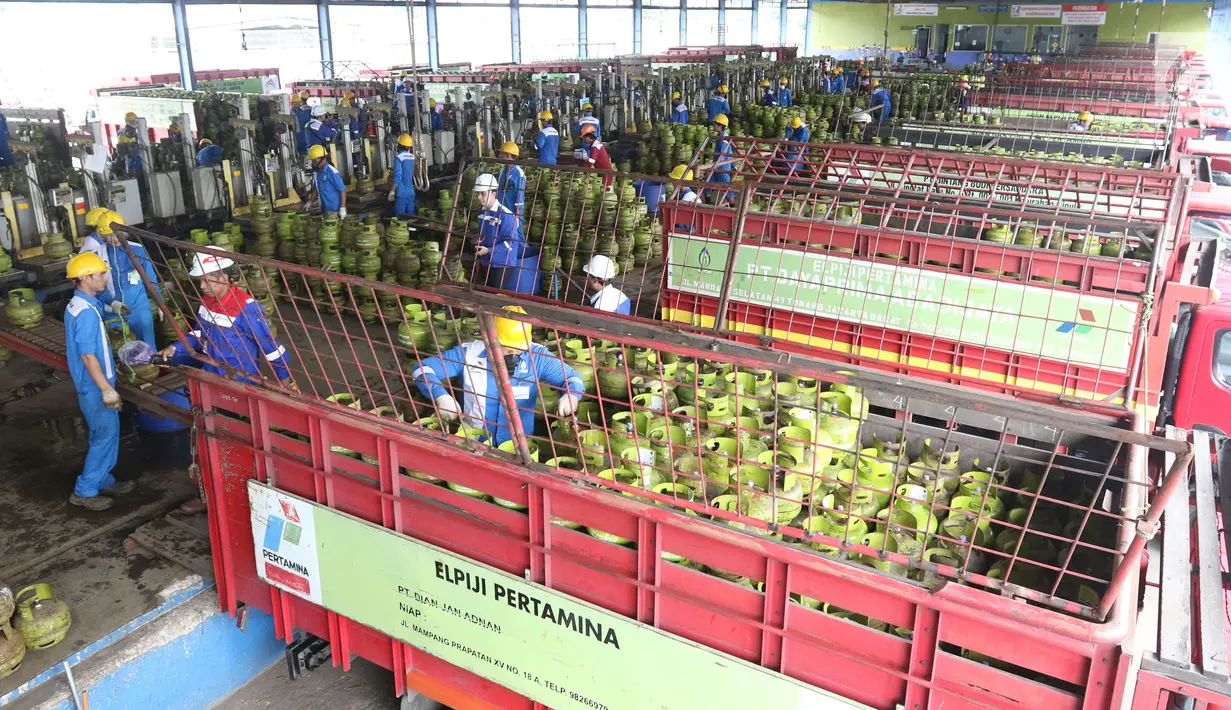 Pekerja memasukan tabung Elpiji 3 kg ke dalam truk di Depot LPG Tanjung Priok, Jakarta, Senin (21/5). Produk Elpiji di wilayah MOR III meliputi yang provinsi DKI Jakarta, Jawa Barat dan Banten mengalami kenaikan permintaan. (Liputan6.com/Angga Yuniar)