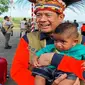 Kepala BNPB Doni Monardo sedang menggendong 'Doni Monardo' kecil saat acara Kebersamaan dalam se-Helai Papeda di Bumi Kenambai Umbai, Sentani, Jayapura, Selasa (3/9/2019). (Dok Badan Nasional Penanggulangan Bencana/BNPB)