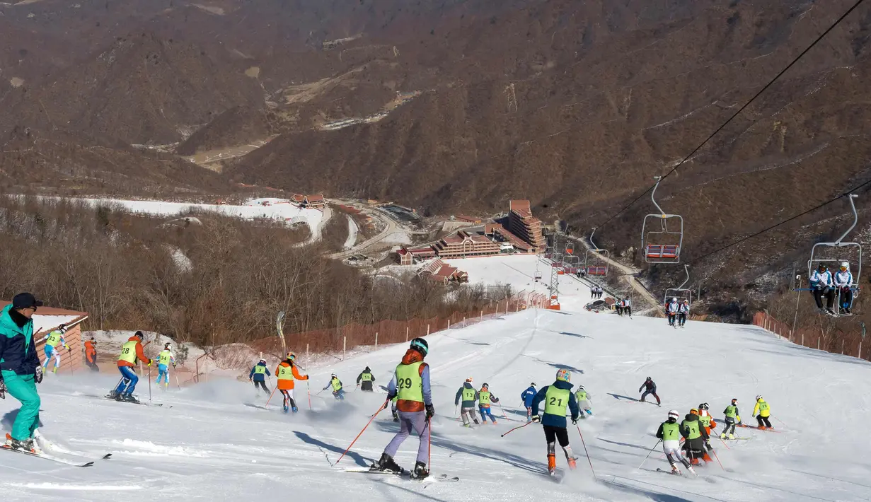 Atlet ski Korea Selatan dan Korea Utara mengikuti sesi pelatihan bersama di resor ski Masik Pass di Korea Utara, (1/2). Ketegangan antara kedua negara, tidak berpengaruh bagi para atlet untuk berlatih bersama. (Korea Pool/Yonhap via AP)