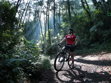 Andhina Ayuningtyas adalah atlet Mountain Bike (MTB) dan Trail Run yang lahir pada 20 Mei 1988 saat melakukan sesi foto Bogor, Jawa Barat, (2/3/2018). (Bola.com/Nick Hanoatubun)