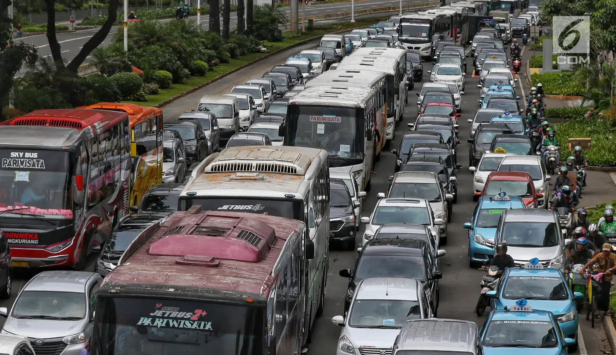 Kendaraan terjebak macet satu arah di Jalan Sudirman - MH Thamrin ketika berlangsungnya aksi peringatan Hari Buruh 2019 di kawasan Bundaran HI, Jakarta, Rabu (1/5/2019). Kemacetan lalulintas ini diakibatkan aksi buruh yang bergerak menuju Istana Negara. (Liputan6.com/Johan Tallo)