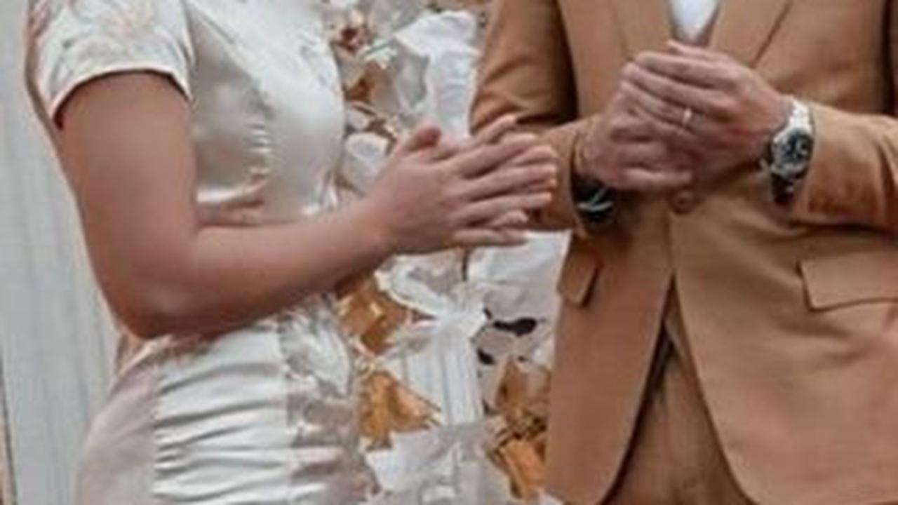 Angela Gilsha, yang memerankan karakter Adisty Putri, tampil anggun mengenakan gaun bermotif bunga.