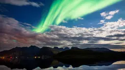 Pemandangan saat aurora borealis menghiasi langit Reinfjorden di Reine, di Kepulauan Lofoten, Lingkaran Arktik (8/9). Aurora menampilkan banyak warna, tetapi yang paling sering muncul adalah warna hijau muda dan pink. (AFP Photo/Jonathan Nackstrand)