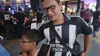 Seorang fans Newcastle United bernama Affan Naziihun mengajak anaknya untuk menghadiri Vidio Premier League Festival di Cilandak Town Square, Jakarta Selatan, Sabtu (5/8/2023). (Bola.com/Hery Kurniawan)