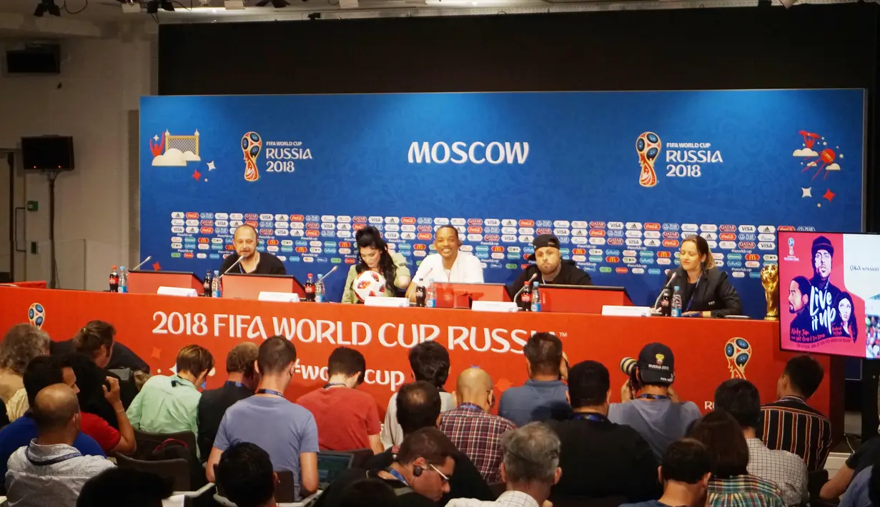Konferensi pers acara penutupan Piala Dunia 2018 yang dihadiri rapper dan aktor ternama asal Amerika Serikat, Will Smith di Stadion Luzhniki. (Bola.com/Okie Prabhowo)