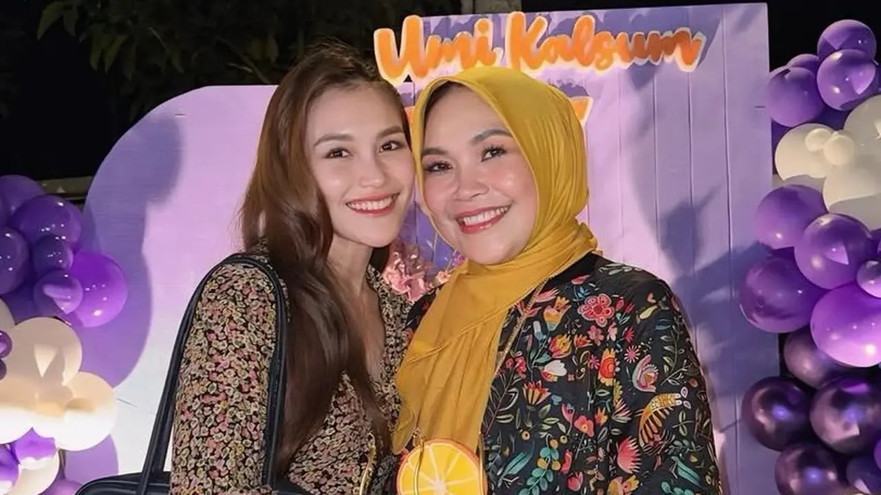 Ayu Ting Ting saat Beri Kejutan Ulang Tahun Ibundanya ke-53