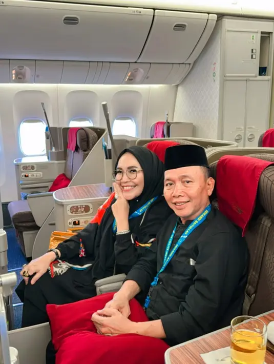 Umi Kalsum kenakan dress dan hijab syar'i hitam. Tampialnnya terlihat modis dengan kacamata hitam [@mom_ayting92_]