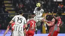 Bek Juventus, Bremer menyundul bola saat bertanding melawan Cremonese selama pertandingan lanjutan Liga Serie A Italia di Zini Stadium, Cremona, Italia, Kamis (4/1/2023). Juventus menang tipis atas Cremonese dengan skor 1-0. (Massimo Paolone/LaPresse via AP)