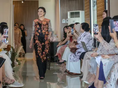 Tyna Kanna Mirdad mengenakan busana hasil rancangannya bersama Cynthia Vicario saat acara fashion show bertajuk Flora di Menteng,  Jakarta, Kamis (9/5/2019). Fashion show bertajuk FLORA merupakan koleksi busana menyambut bulan Ramadan. (Liputan6.com/Fery Pradolo)