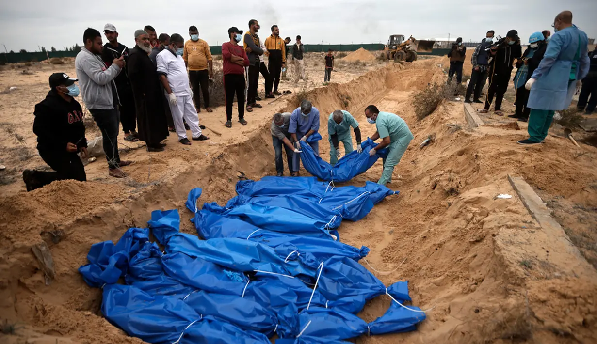 Menurut anggota-anggota komite di lokasi pemakaman, jenazah tersebut berasal dari Rumah Sakit Indonesia dan Rumah Sakit Al-Shifa di Jalur Gaza utara. (AP Photo/Mohammed Dahman)