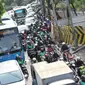 Kondisi jalan yang terlihat macet akibat adanya pengalihan arus lalu lintas di Jalan Sultan Agung, Jakarta, Rabu (25/10). Macet ini disebabkan karena adanya pengalihan arus untuk pengerjaan double-double track kereta api. (Liputan6.com/Immanuel Antonius)