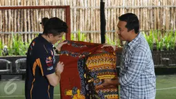 Menpora Imam Nahrawi (kanan) memberikan batik kepada pebalap Repsol Honda MotoGP, Marc Marquez di Jakarta, Sabtu (13/2/2016). Tim Repsol Honda MotoGP 2016 akan diperkenalkan di Sirkuit Sentul, Minggu (14/2). (Liputan6.com/Helmi Fithriansyah)