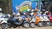 Deretan vespa yang akan digunakan untuk mengiringi Bus Bandung Tour on Bus (Bandros) yang akan mengangkut para pemain Persib Bandung dalam Parade Persib Juara Piala Presiden, Minggu (25/10/2015). (Bola.com/Nick Hanoatubun)