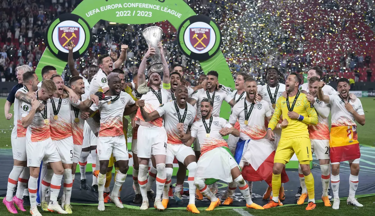 Para pemain West Ham United merayakan keberhasilan menjuarai UEFA Europa Conference League di Stadion Eden Arena, Kamis (8/6/2023). West Ham menang dengan skor 2-1. (AP Photo/Darko Bandic)