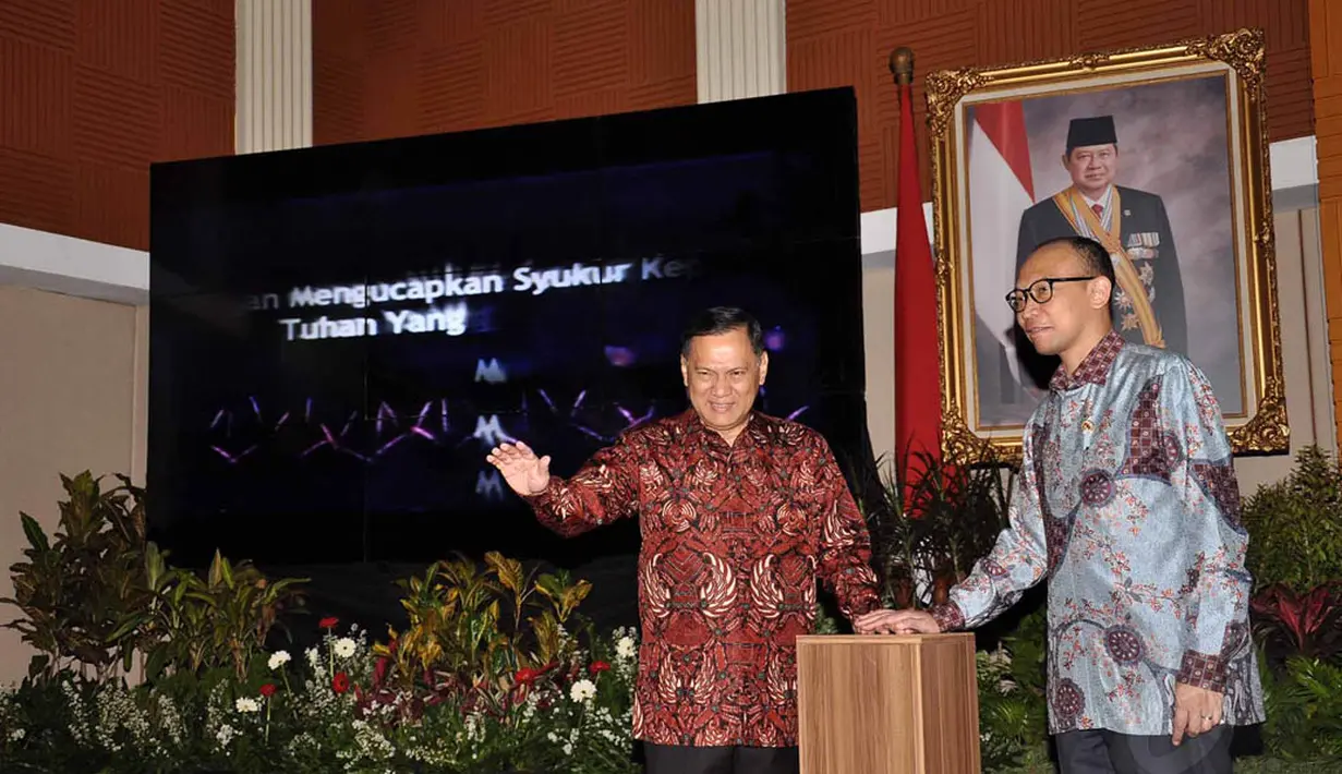 Gubernur BI Agus Martowardojo dan Menteri Keuangan Chatib Basri saat peluncuran uang pecahan Rp 100.000 di Bank Indonesia, Jakarta, Senin (18/8/14). (Liputan6.com/Miftahul Hayat)