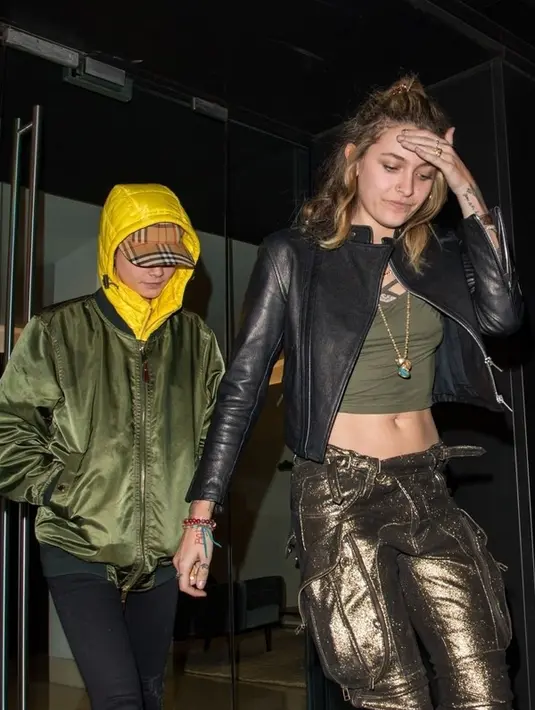 Namun tak terlihat kehadiran Caa Delevingne dalam acara itu. (vogue)