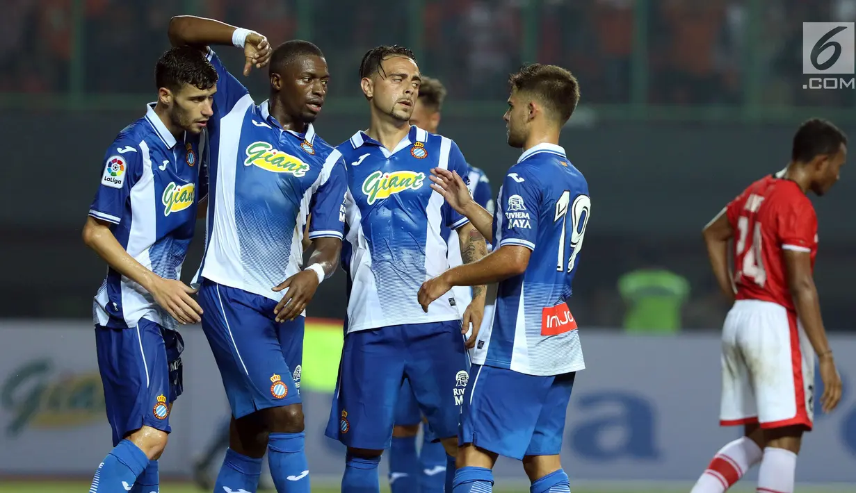 Pemain RCD Espanyol merayakan gol yang dicetak Papa Kouly Diop ke gawang Persija pada laga persahabatan di Stadion Patriot Candrabhaga, Bekasi, Rabu (19/7). Persija kalah telak dari RCD Espanyol 0-7. (Liputan6.com/Helmi Fithriansyah) 