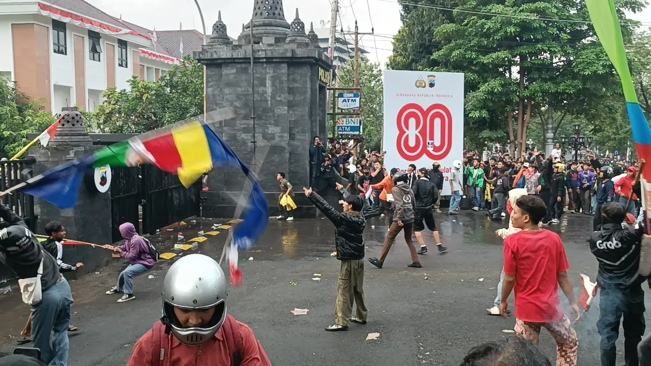 Demo Tuntut Keadilan Driver Ojol Affan Kurniawan di Depan Polda Jateng Makin Panas. Foto Felek Wahyu
