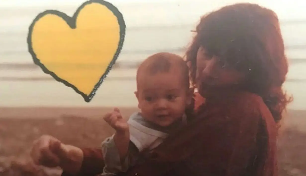 Ini adalah momen ketika Desa Maya memeluk Luna Maya kecil. (Foto: Instagram/@diary.lunamaya)