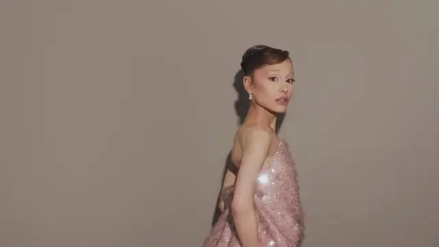 Ariana Grande saat Premier Wicked For Good di Singapore kenakan gaun Balenciaga. [@arianagrande]