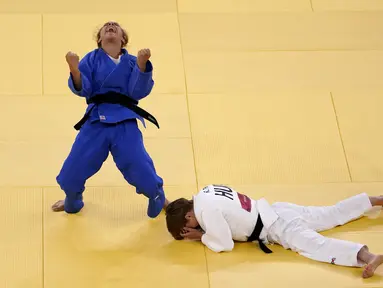 Odette Giuffrida dari Italia (kiri) bereaksi setelah mengalahkan Reka Pupp dari Hongaria dalam pertandingan judo medali perunggu kelas 52kg putri Olimpiade Tokyo 2020, di Tokyo pada 25 Juli 2021. AP Photo/David Goldman)