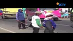 Selain mengganggu arus lalu lintas, keberadaan mereka membahayakan keselamatan diri sendiri. Peringatan polisi untuk menghentikan kegiatan mengais recehan, tidak didengarkan.