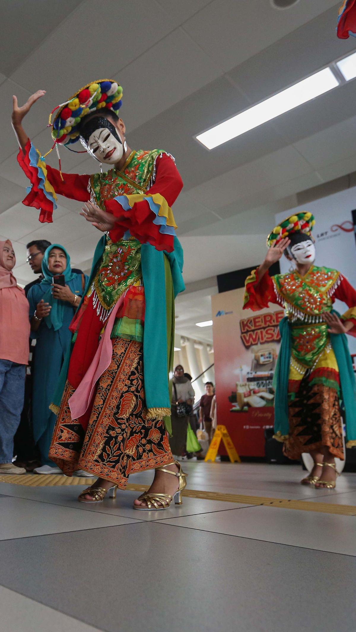 Tari topeng ini dihadirkan untuk memperkenalkan salah satu kesenian khas Betawi sekaligus menghibur para penumpang LRT Jabodebek.&nbsp;Liputan6.com/Angga Yuniar