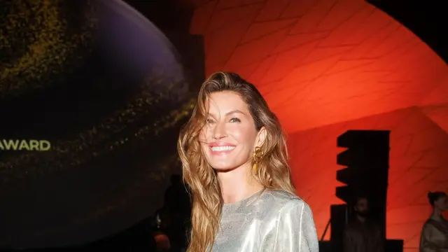 Pesona Glamor Supermodel Gisele Bundchen di Fashion Trust Arabia Awards 2025, Makin Awet Muda di Usia 45 Tahun
