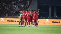 Para pemain Timnas Indonesia sesaat sebelum kick-off melawan Oman di Stadion Utama Gelora Bung Karno, Jumat (5/6/2026). (Bola.com/Abdul Aziz)