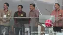 Dirut PT Bursa Efek Indonesia Tito Sulistio, Ketua Dewan Komisioner OJK Muliaman Hadad, Wapres Jusuf Kalla, Gubernur BI Agus Martowardojo (ki-ka) menutup perdagangan saham 2015 di Bursa Efek Indonesia, Jakarta, Rabu (30/12). (Liputan6.com/Angga Yuniar)